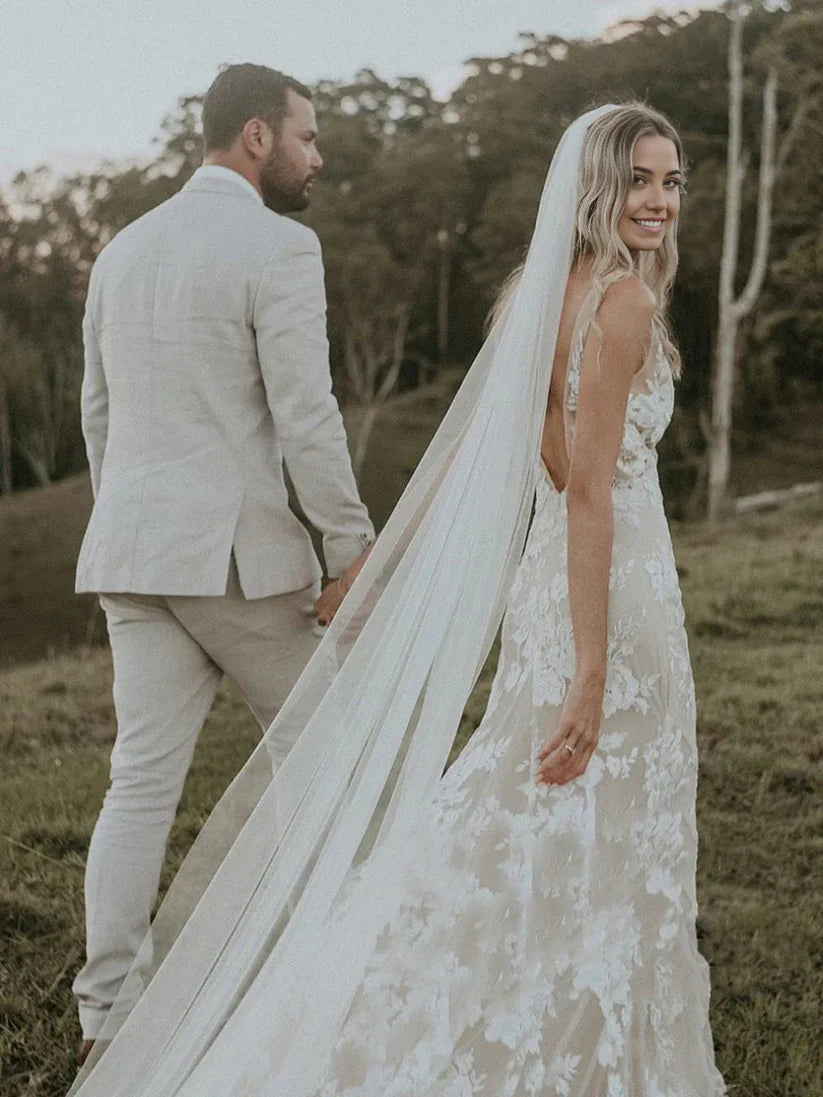 Vestidos de novia bohemios de sirena con escote en V y apliques de encaje floral sin mangas